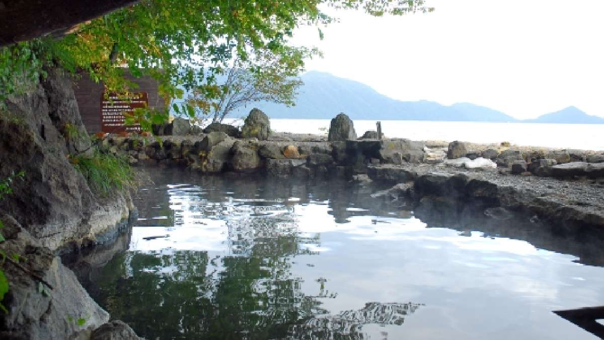 丸駒温泉旅館の支笏湖と一体になった足元湧出の天然露天風呂（北海道の秘湯）
