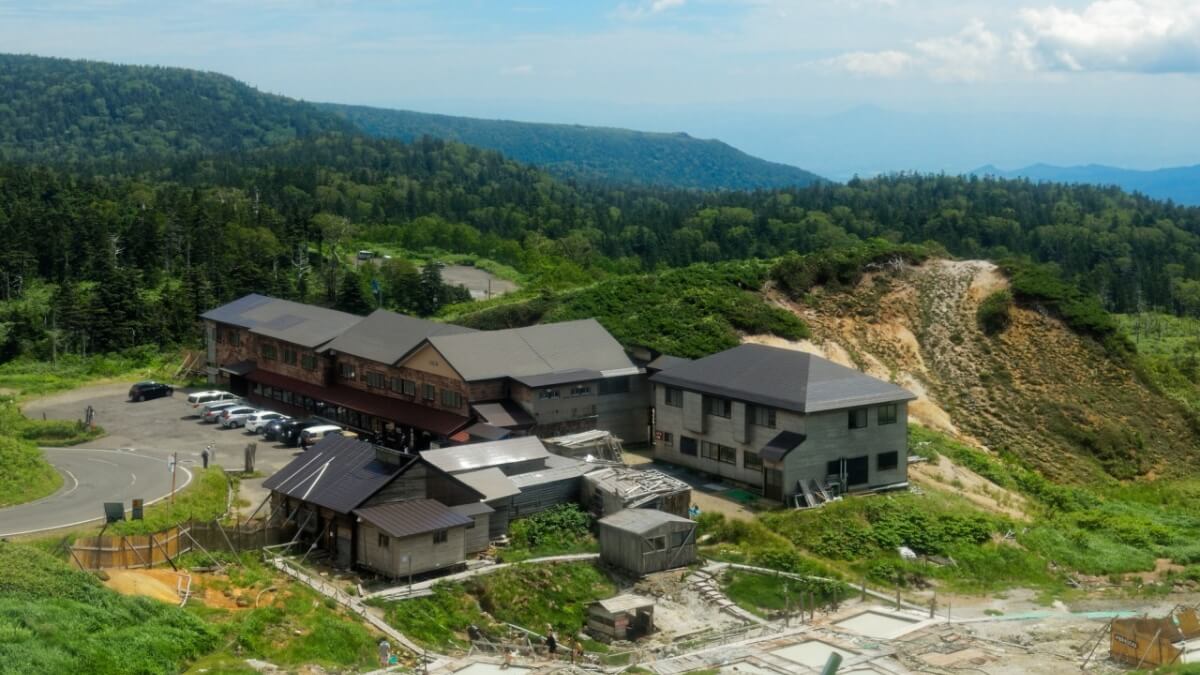 藤七温泉 彩雲荘の乳白色の混浴露天風呂（岩手県・八幡平）