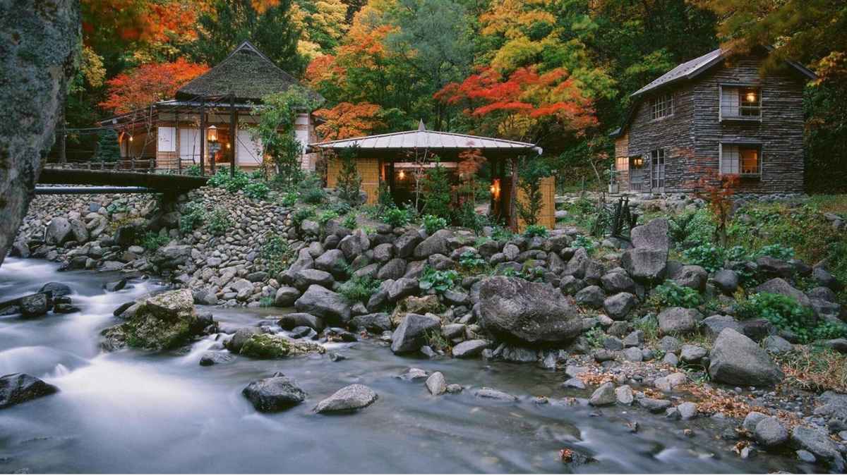 ランプの宿 青荷温泉のランプに照らされた館内（青森の秘湯）