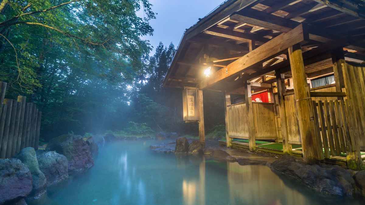 蟹場温泉のブナ林に囲まれた混浴露天「唐子の湯」（秋田県・乳頭温泉郷）