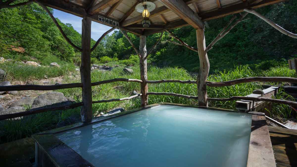 黒湯温泉の混浴露天風呂（秋田県・乳頭温泉郷）