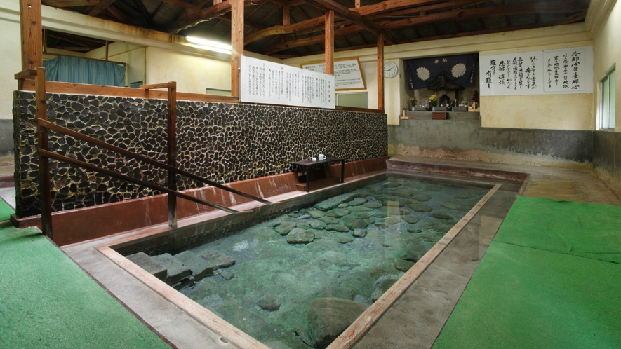 寒の地獄旅館の14℃の冷泉に入る水着着用の混浴（大分県・九重）
