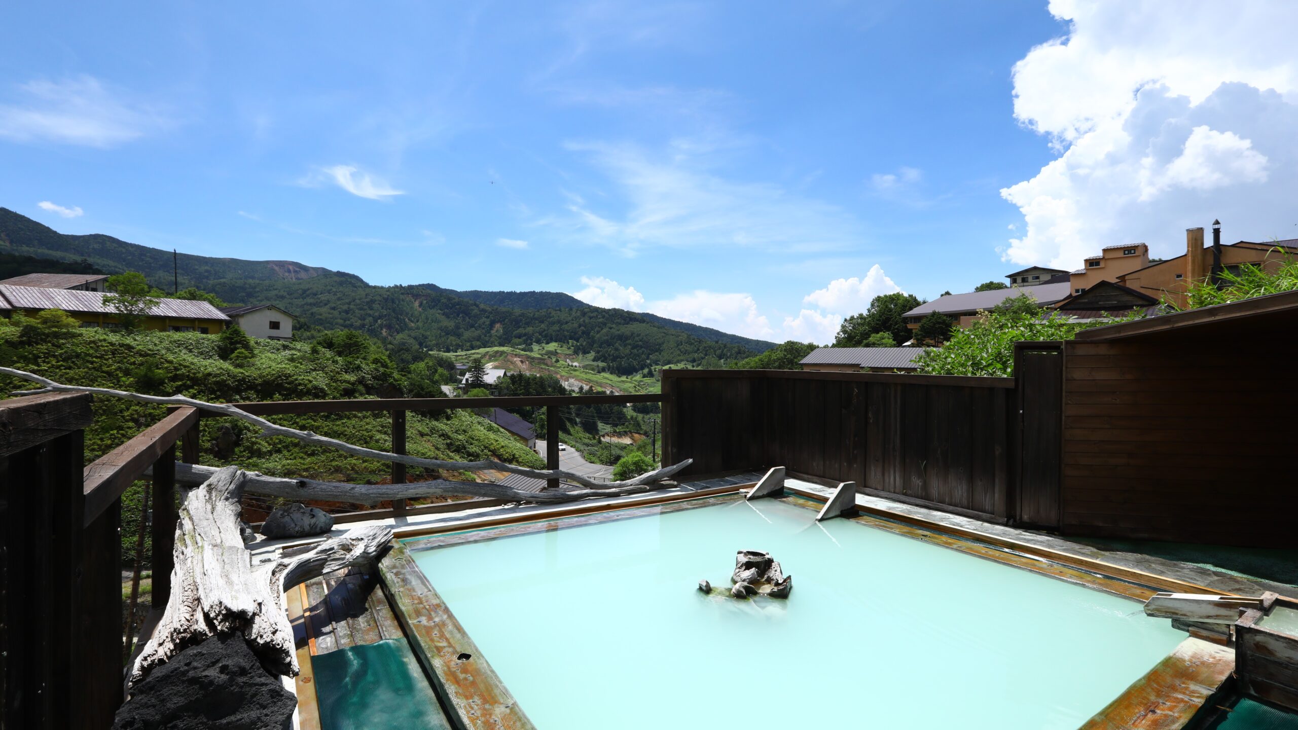 万座温泉 日進舘の乳白色の混浴露天「極楽湯」（群馬県）