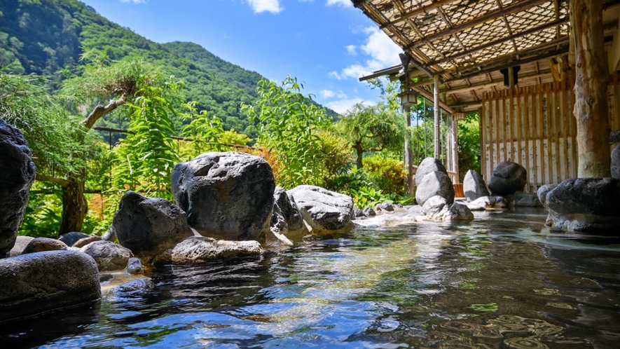 老神温泉 伍楼閣の渓谷沿いの混浴露天風呂（群馬県）
