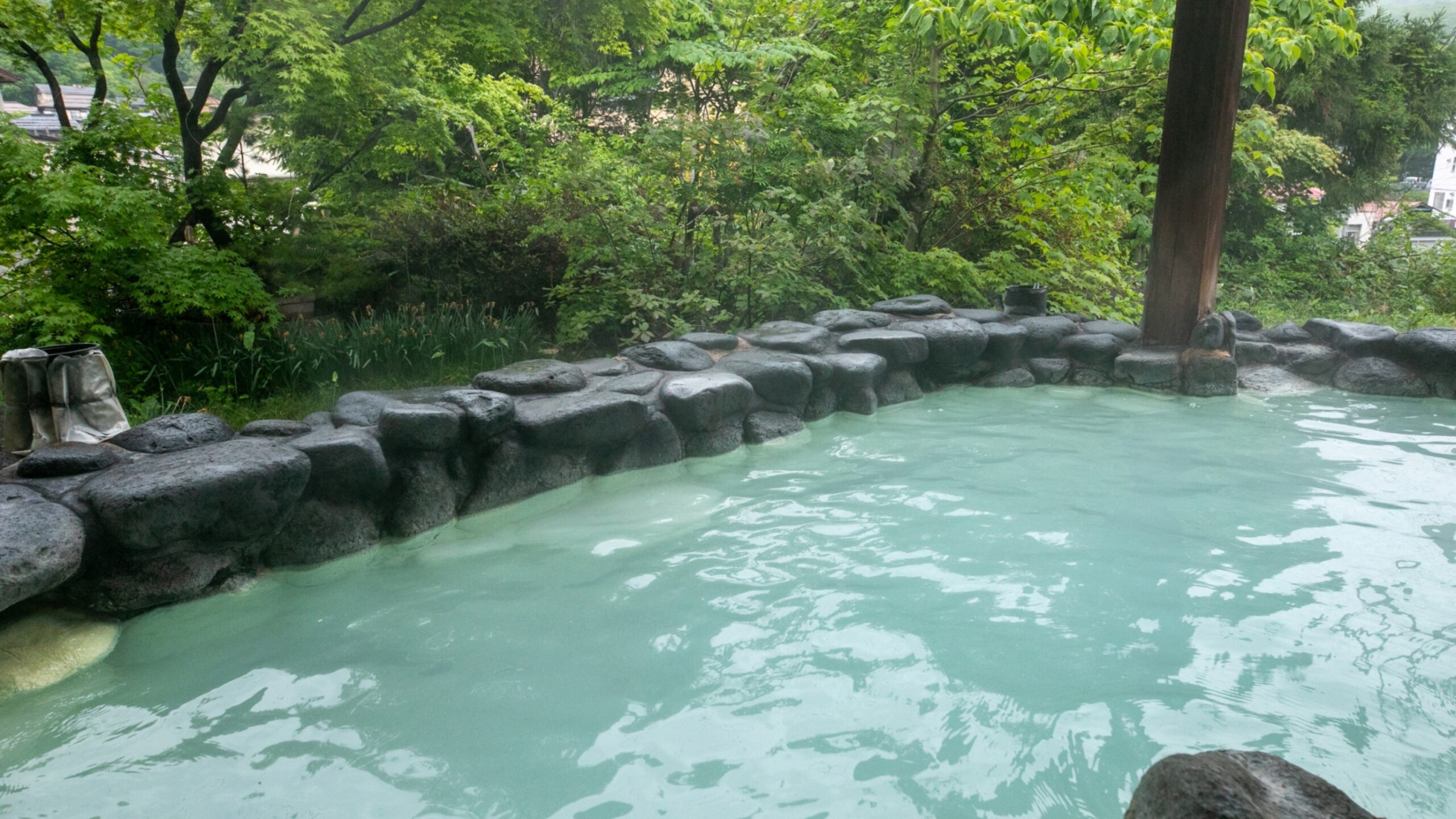 蔵王温泉 五感の湯つるやの乳白色の貸切風呂（山形のにごり湯）