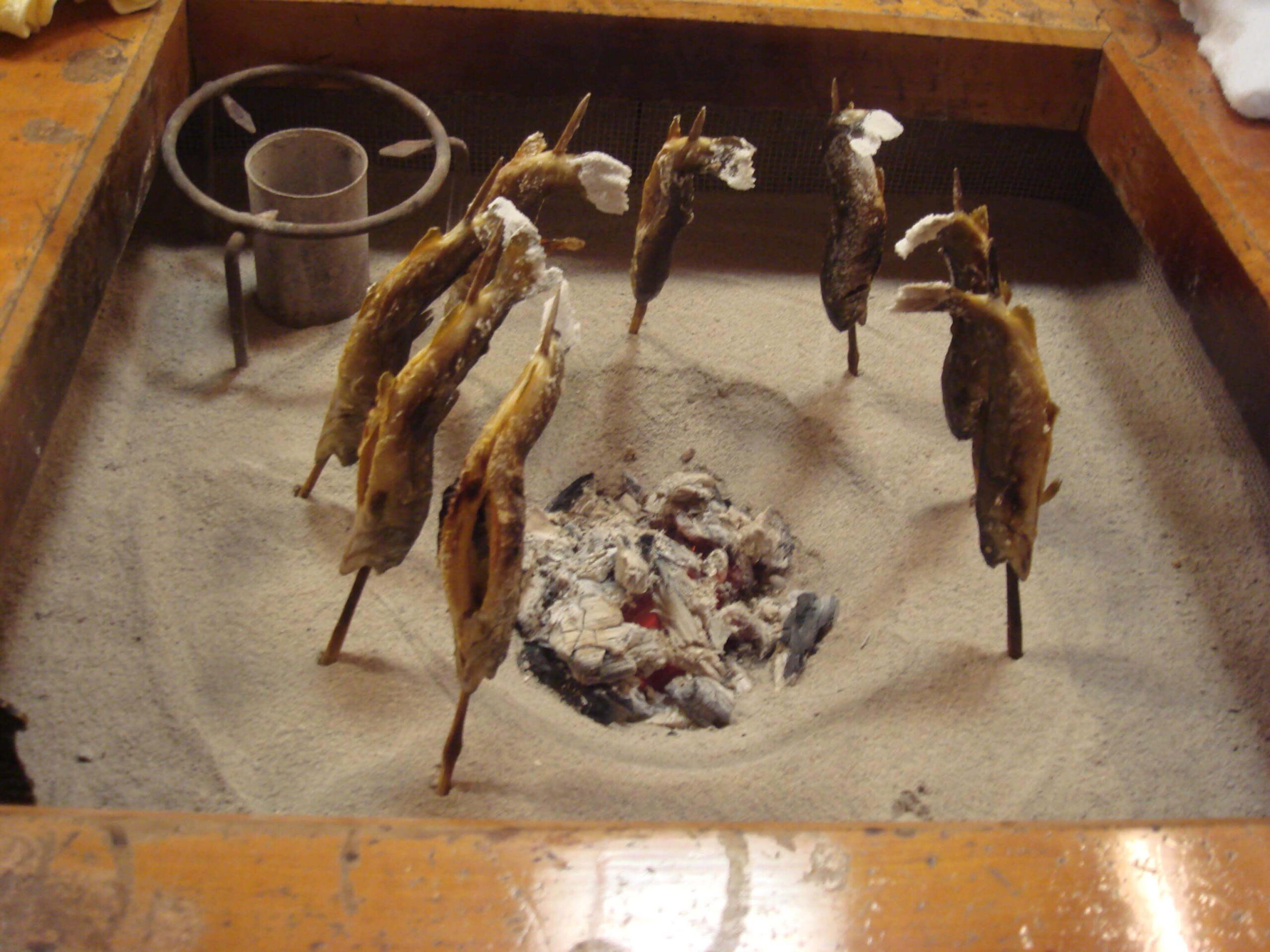鶴の湯温泉 囲炉裏で焼く川魚料理